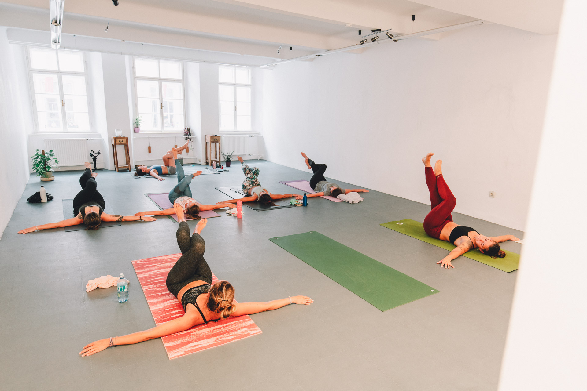 Frauen machen Yoga am Boden