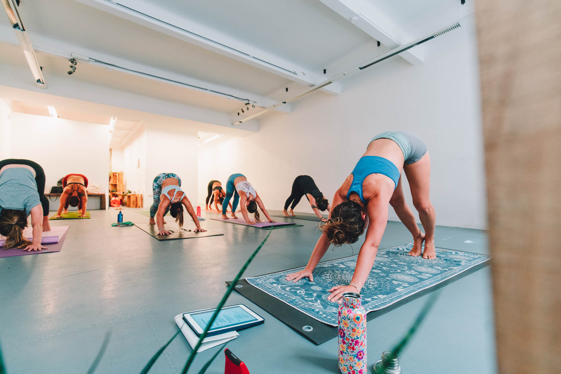 Frauen in einem Raum Yoga praktizierend