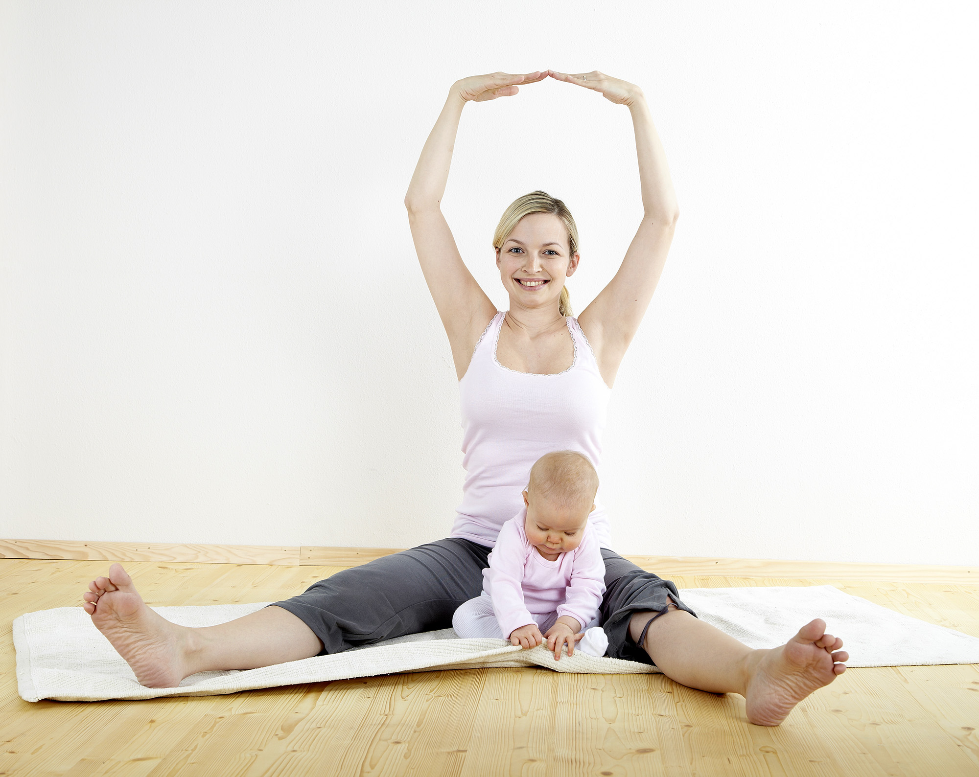 Mehrere Frauen üben Yoga