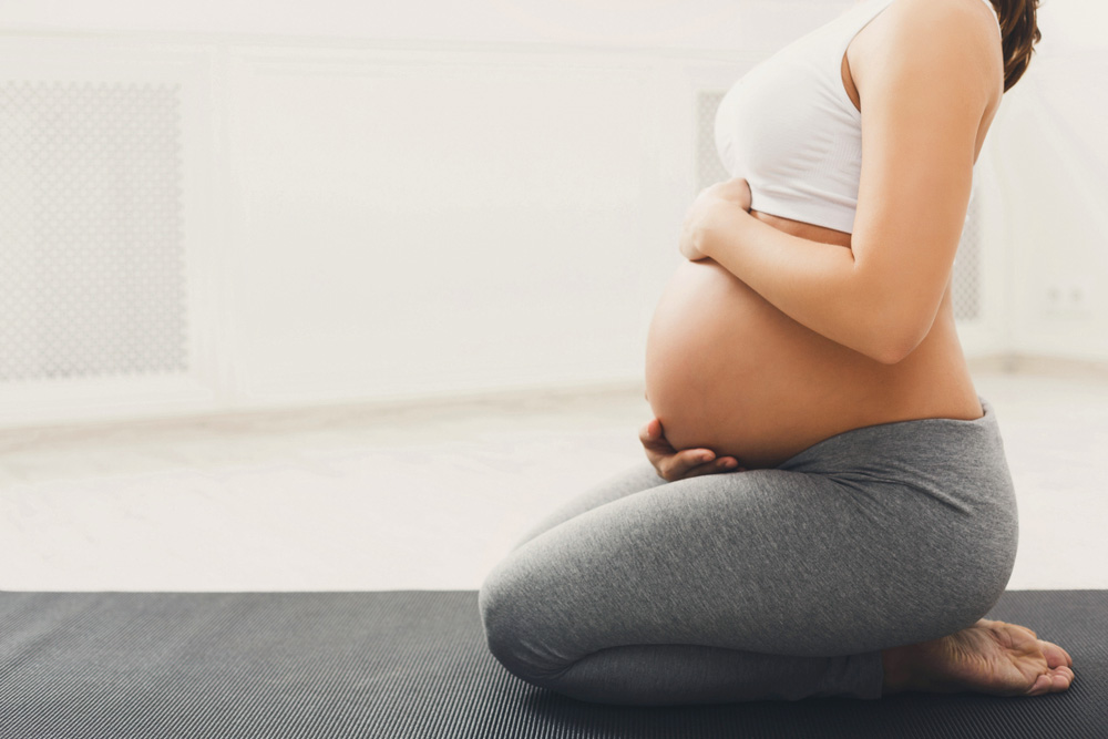 Mehrere Frauen üben Yoga