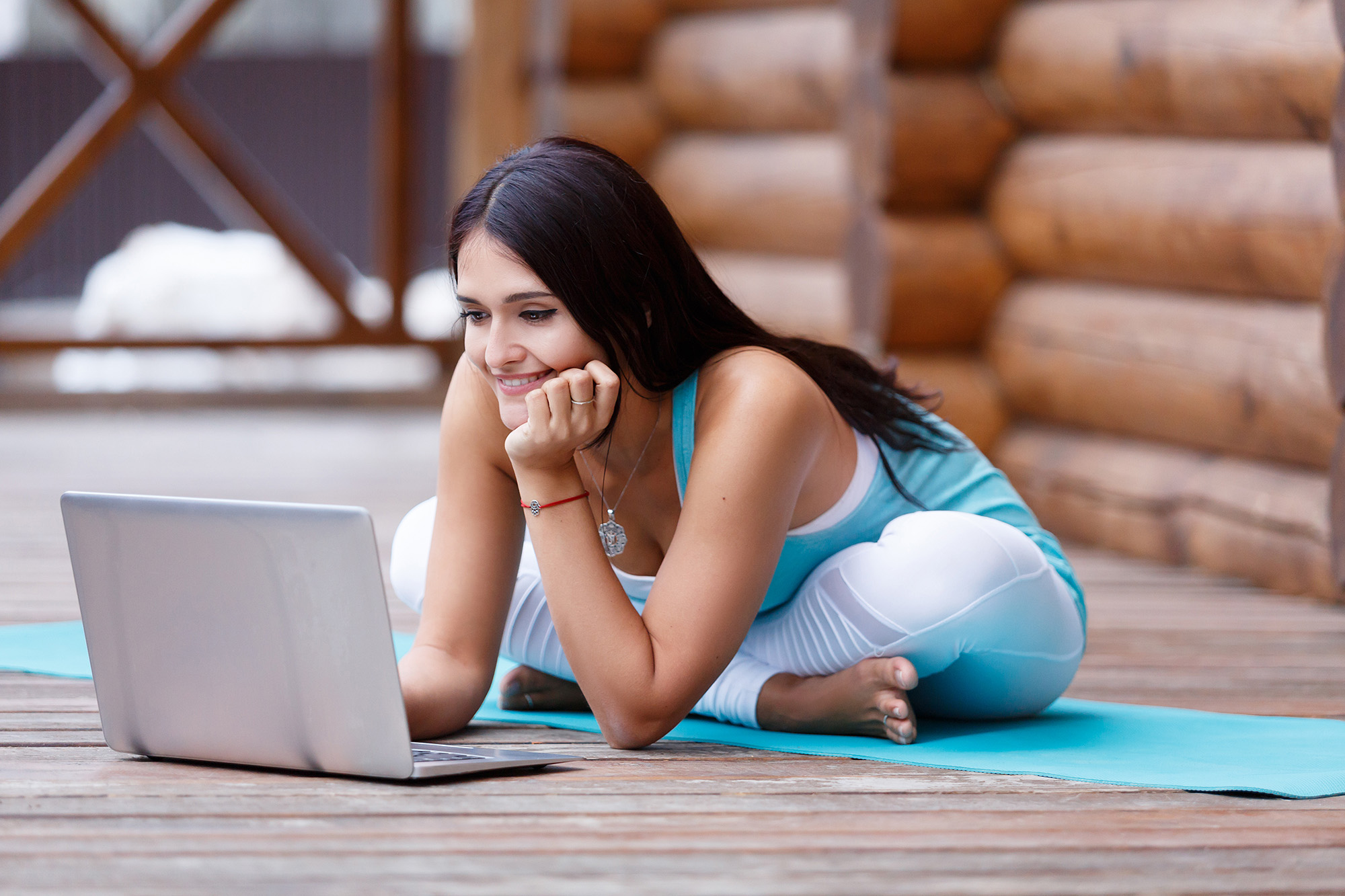 Mehrere Frauen üben Yoga