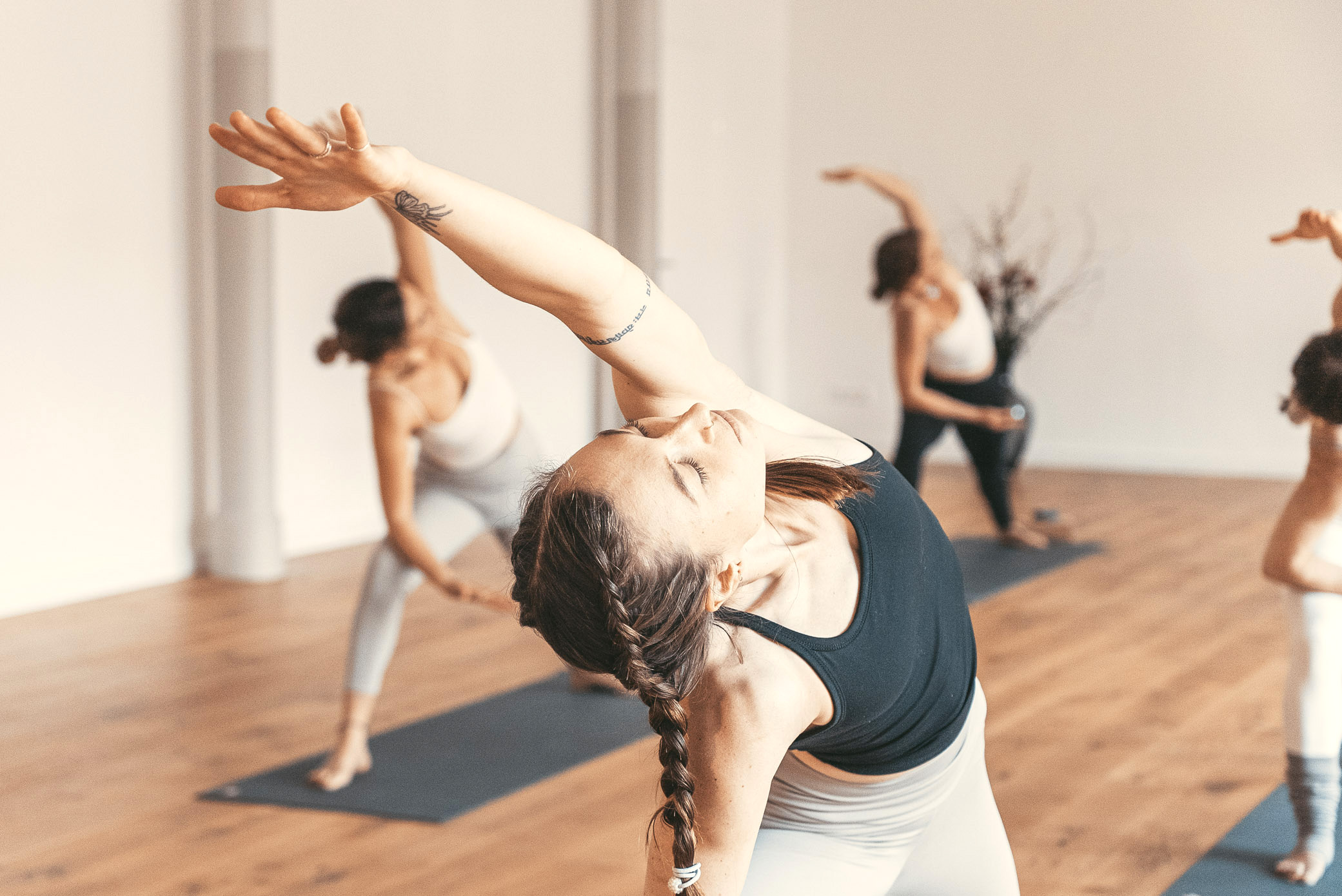Frauen machen Yoga im Raum