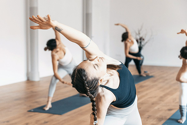 Mehrere Frauen üben Yoga