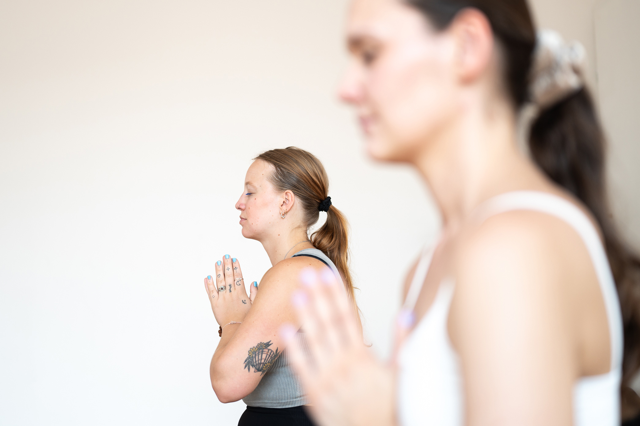 Mehrere Frauen üben Yoga