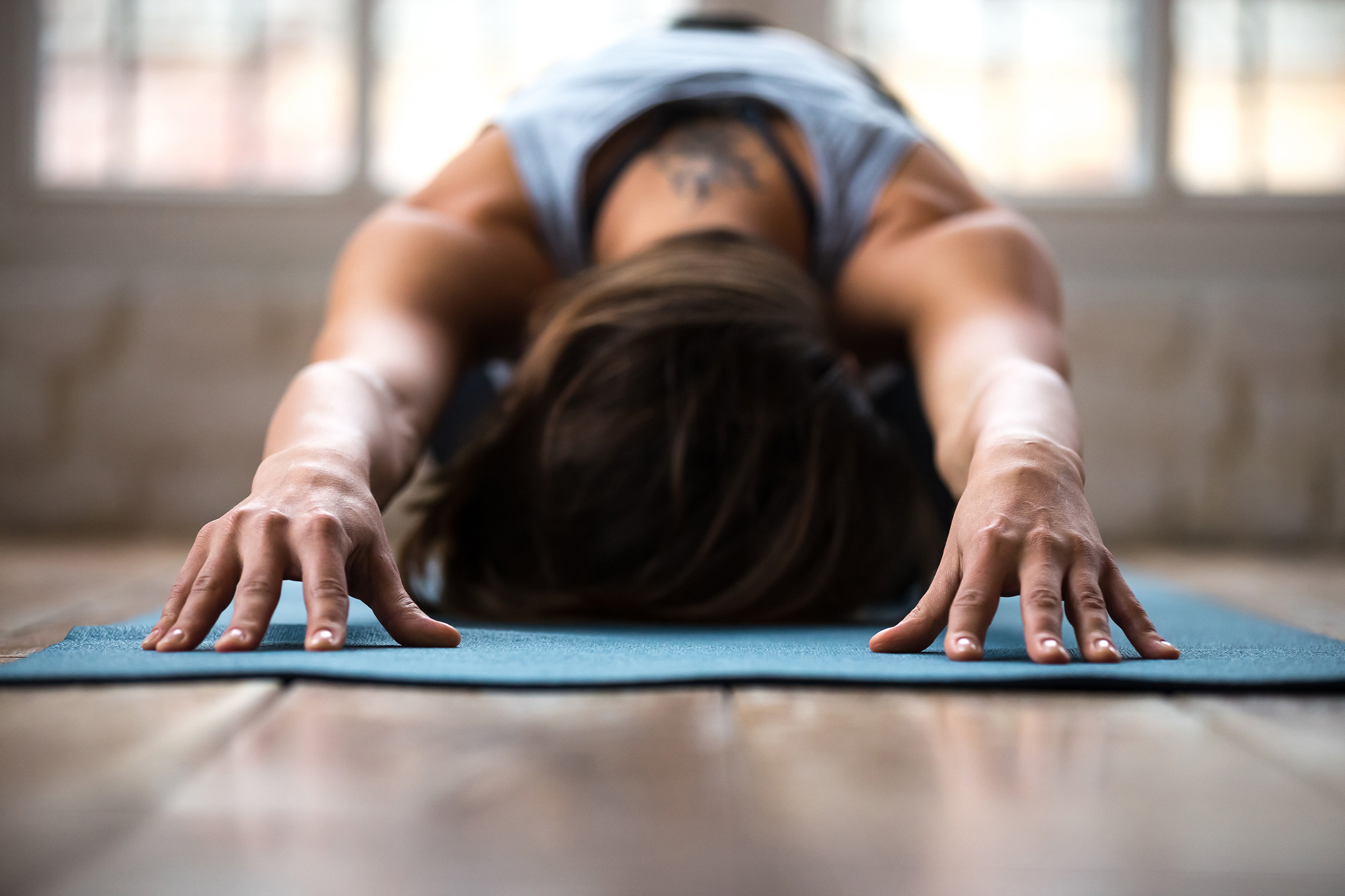 Mehrere Frauen üben Yoga